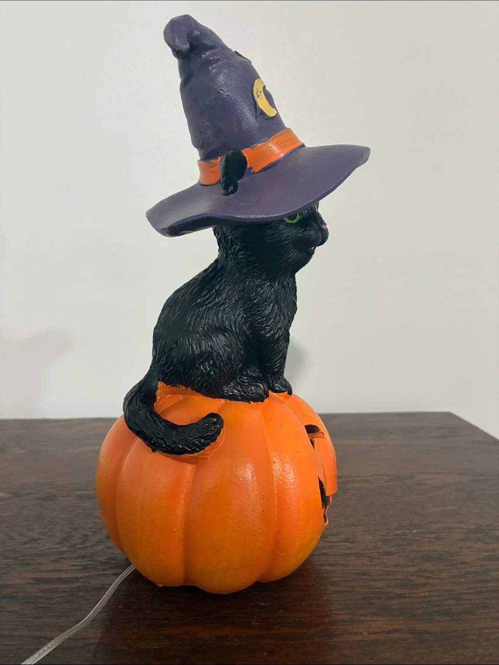 NWT- Black Cat w/ Purple Witch Hat on an LED Light Up Jack-o-lantern Pumpkin